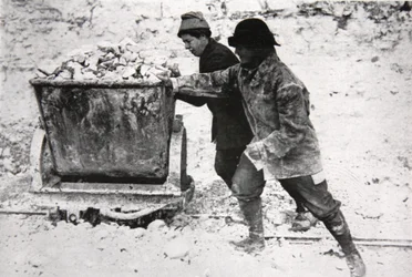 Women war-workers in a South Downs County, illustration from 